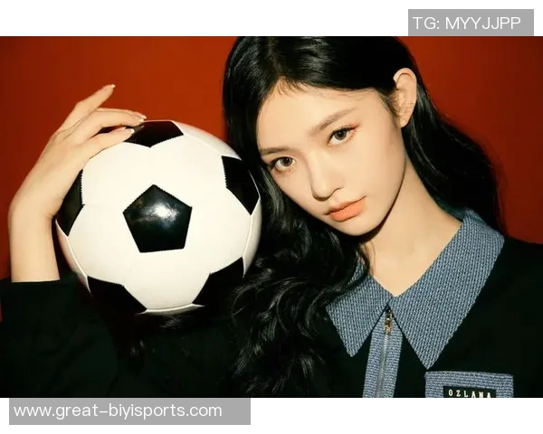 足球明星女孩展现青春活力的精彩摆拍瞬间